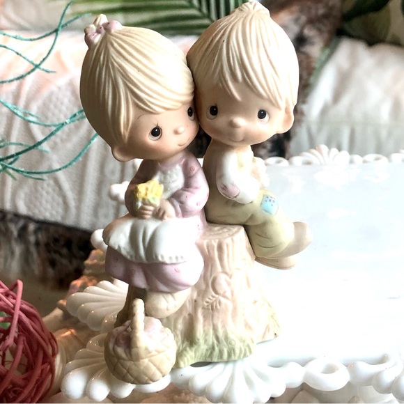 Vintage Jonathan & David Precious Moments “Love One Another” Porcelain Figurine - Picture 2 of 8